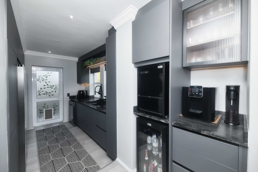 4 Bedroom Property for Sale in Hemel en Aarde Estate Western Cape